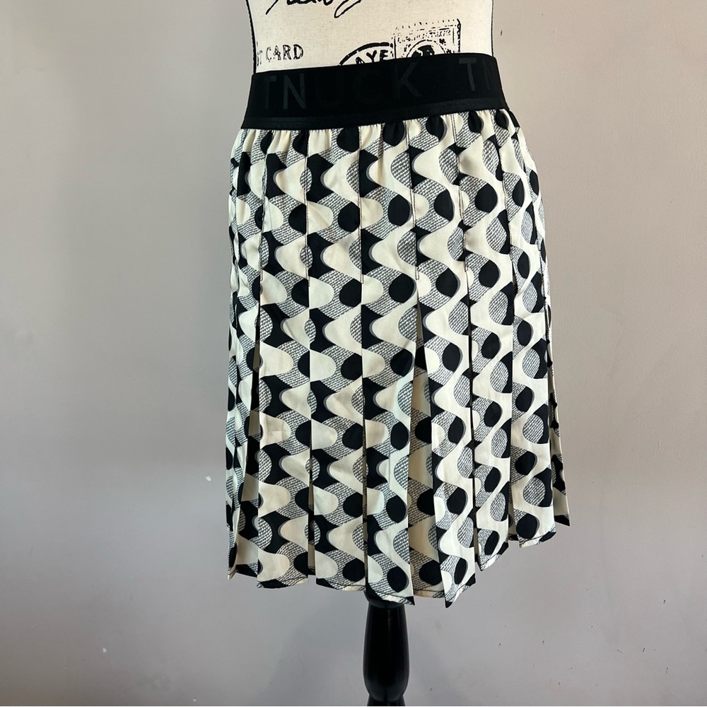 Tuckernuck geometric print pleated skirt Ladies size small black cream